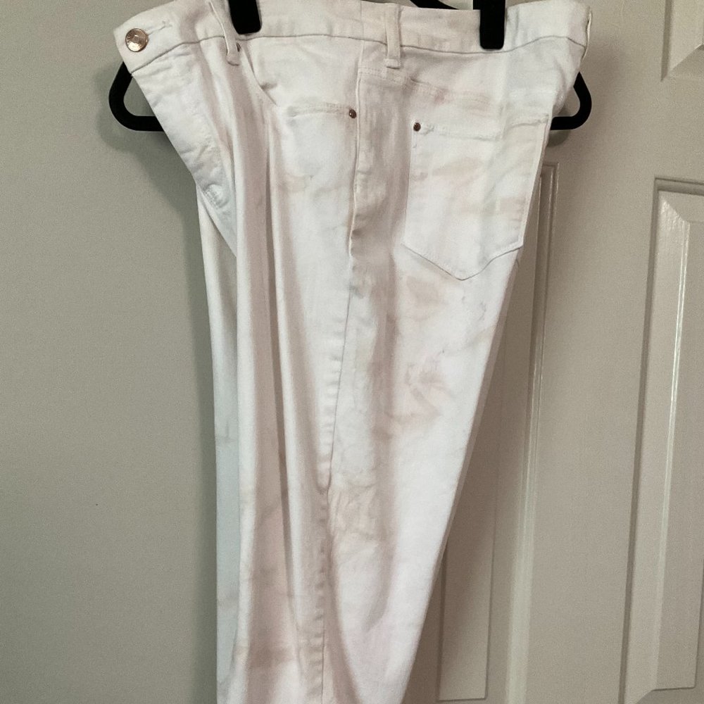 Chico's white crops with pink and blush swirls